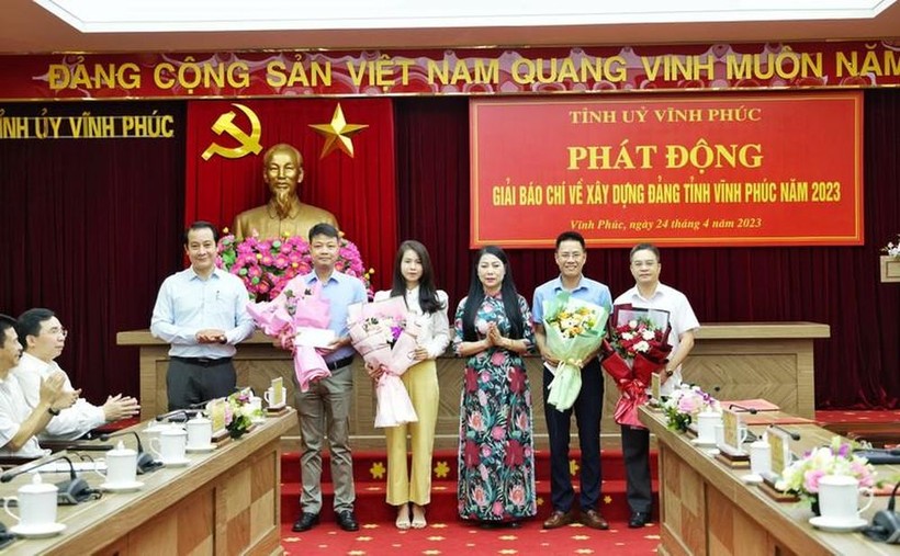Thường trực Tỉnh ủy Vĩnh Phúc tặng hoa các nhà báo có tác phẩm đạt giải báo chí Búa liềm vàng lần thứ 7