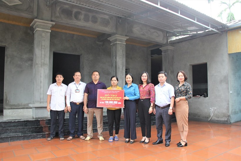 Chủ tịch Công đoàn ngành Giáo dục Vĩnh Phúc (áo xanh) trao tiền hỗ trợ xây nhà cho cô giáo Nguyễn Thị Huyền
