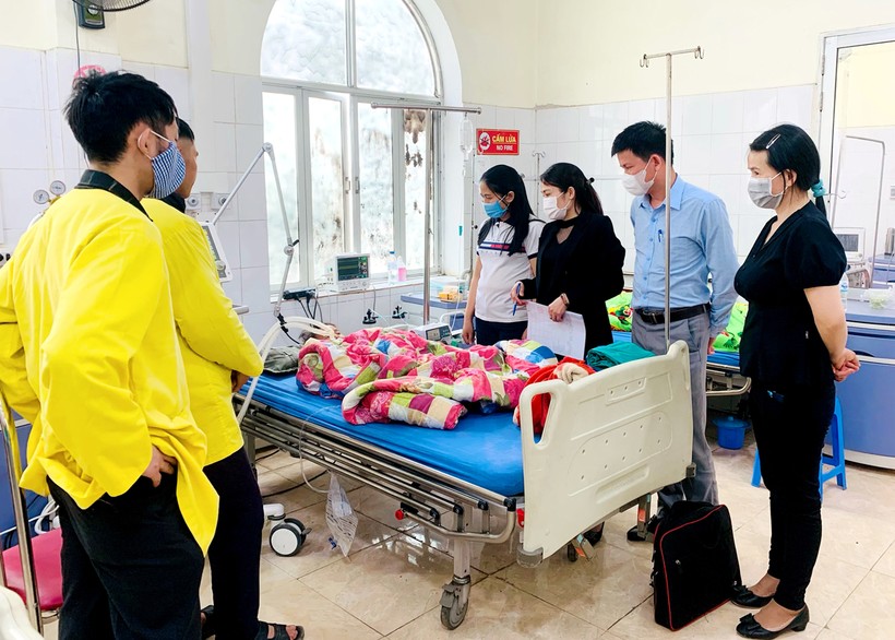 Lực lượng chức năng tỉnh Hà Giang thăm hỏi động viên người bị ngộ độc. Ảnh: Chi cục ATVSTP Hà Giang