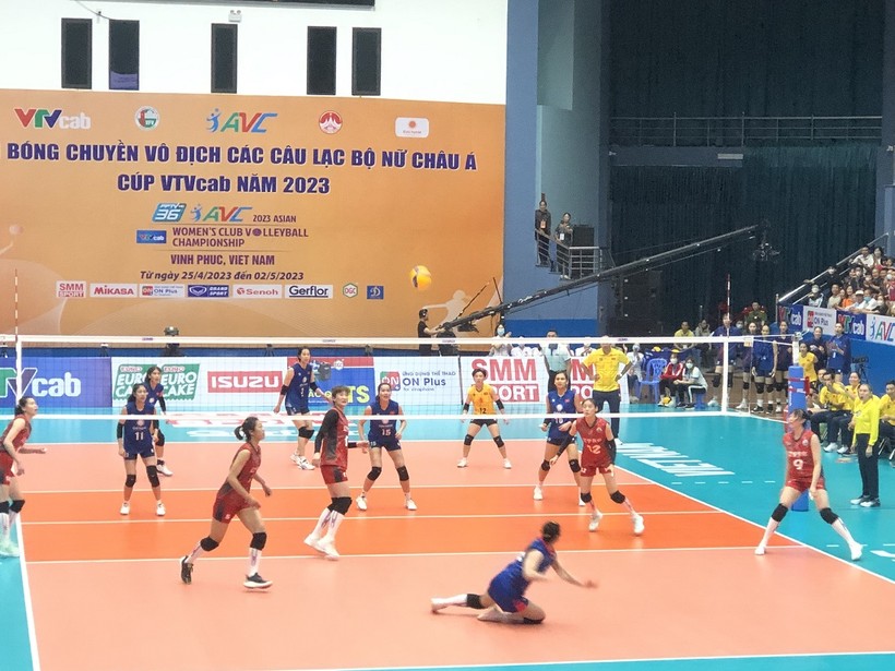 Sport Center I Việt Nam (áo xanh) vào chung kết gặp đội DFFCS của Thái Lan diễn ra vào tối 2/5