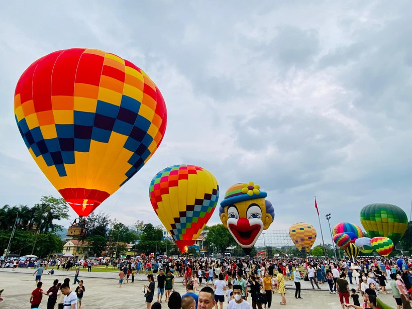 Lễ hội Khinh khí cầu quốc tế tại TP Tuyên Quang hút khách du lịch.