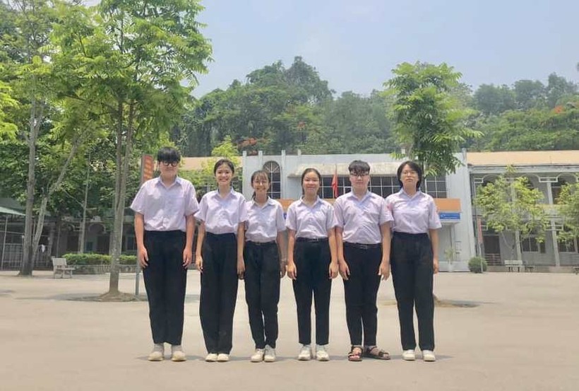Các học sinh trường THPT Chuyên Tuyên Quang đạt giải Vàng. Ảnh: Huy Hoàng 