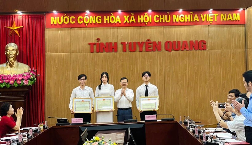 Chủ tịch UBND tỉnh Tuyên Quang Nguyễn Văn Sơn khen thưởng nhóm dự án tham dự Cuộc thi Khoa học kỹ thuật Quốc tế Intel ISEF 2023