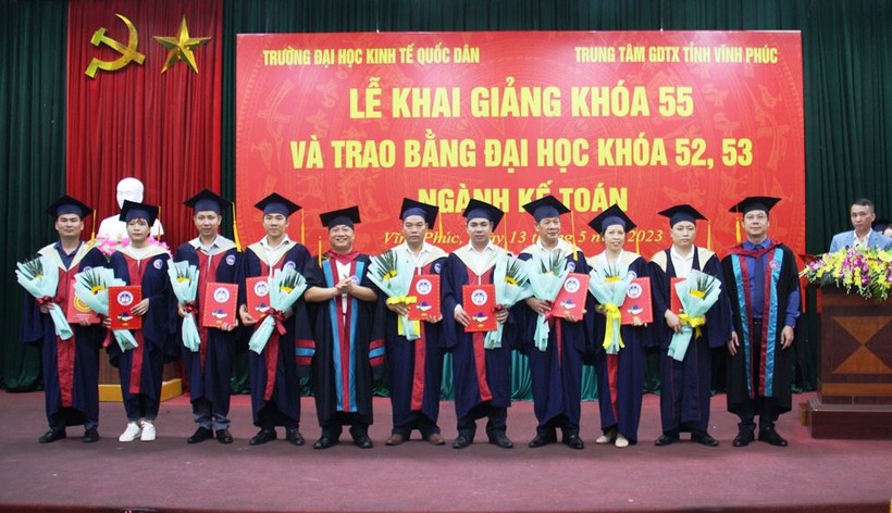 63 học viên khóa 52 và 53 ngành Kế toán được nhận bằng tốt nghiệp đại học