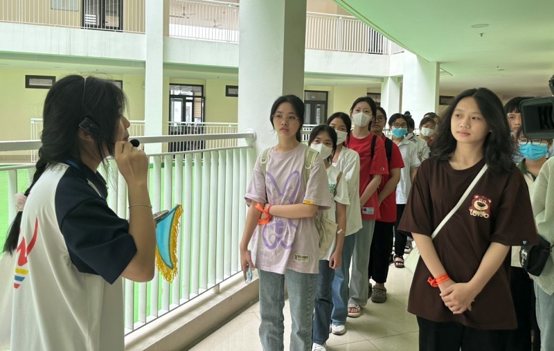 Hơn 200 học sinh trải nghiệm Một ngày là học sinh Chuyên Hùng Vương