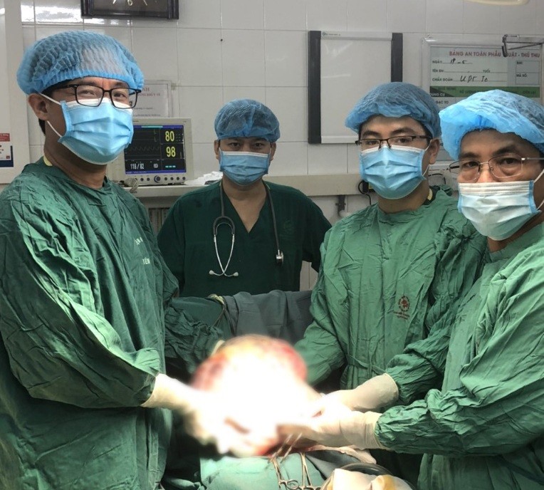 Kíp mổ cắt khối u cho bệnh nhân. Ảnh: BVĐK tỉnh Tuyên Quang.