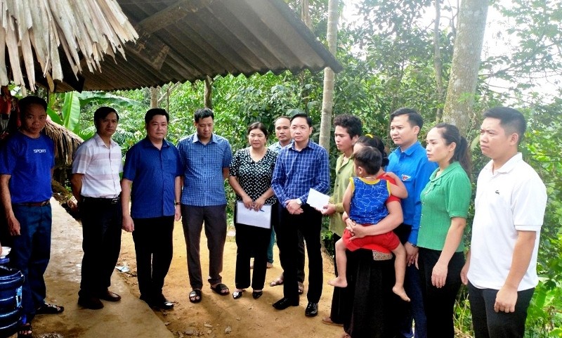 Lãnh đạo huyện Quang Bình thăm hỏi, động viên gia đình 2 em học sinh bị đuối nước thương tâm. (Ảnh: Vương Mai)