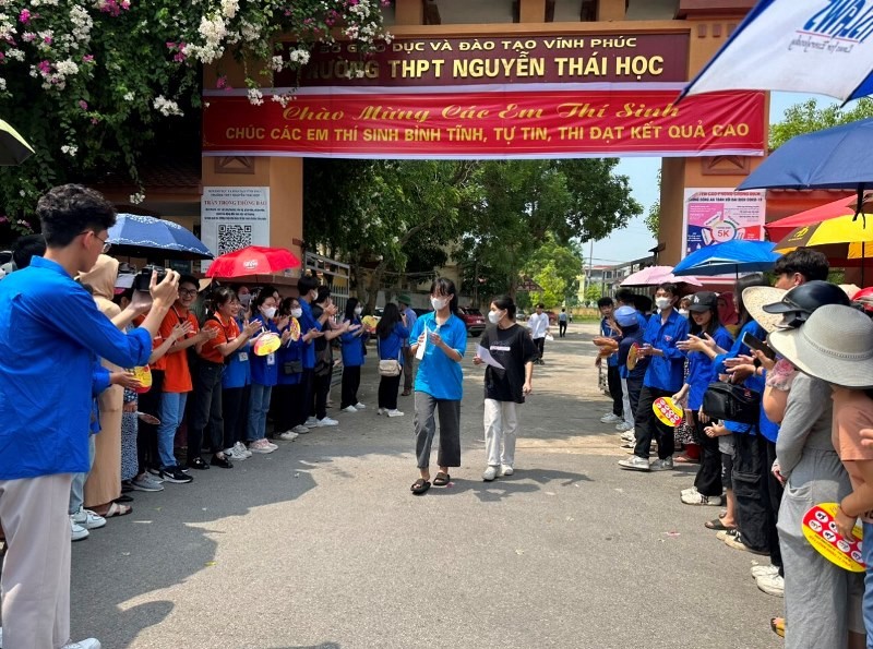 Những thí sinh đầu tiên rời điểm thi tại Trường THPT Nguyễn Thái Học (TP Vĩnh Yên).