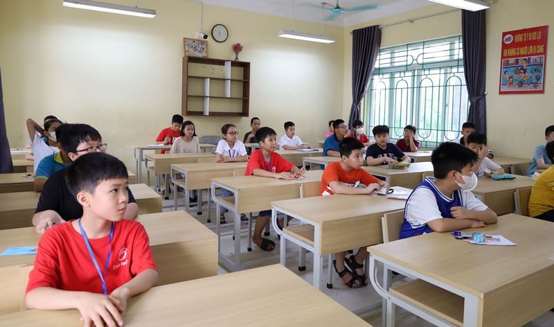 Thí sinh làm bài kiểm tra đánh giá năng lực vào lớp 6 Trường THCS Vĩnh Yên năm học 2023-2024.