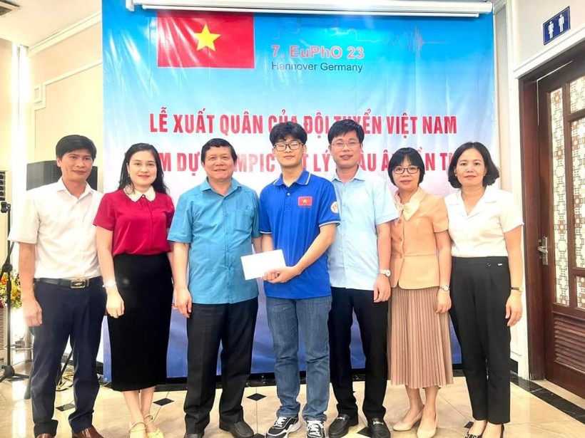 Giám đốc Sở GD&ĐT Phú Thọ khen thưởng em Vũ Tùng Lâm.
