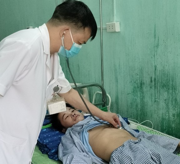 Bác sĩ BVĐK Tuyên Quang chăm sóc cho bệnh nhân Đ. Ảnh: BVCC