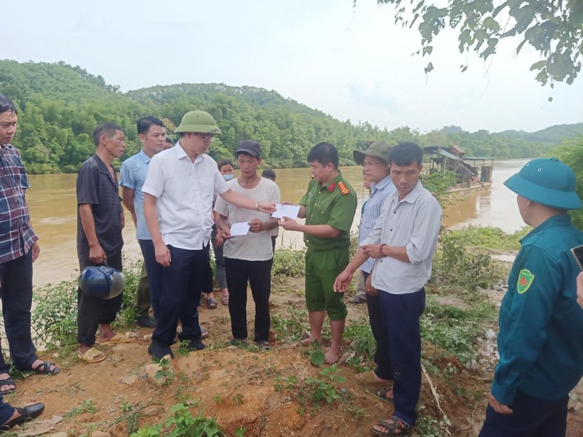 Lãnh đạo huyện Bắc Quang trao tiền hỗ trợ cho gia đình nạn nhân và lực lượng tìm kiếm.