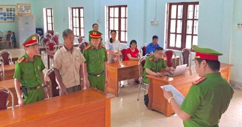 Cơ quan công an đọc lệnh khởi tố, bắt tạm giam đối với La Văn Minh. (Ảnh: Công an tỉnh Hà Giang)