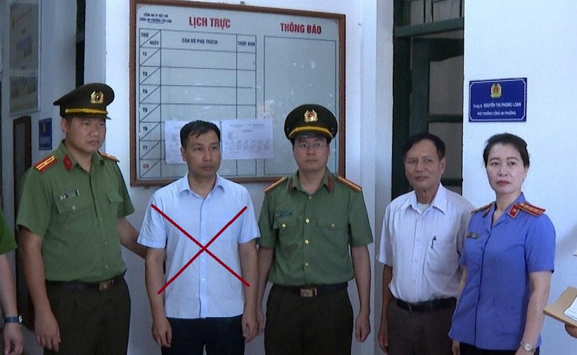 Cơ quan An ninh điều tra đọc lệnh bắt bị can để tạm giam đối với Nguyễn Tiến Lâm (thứ 2 từ trái sang). Ảnh: Công an tỉnh Phú Thọ
