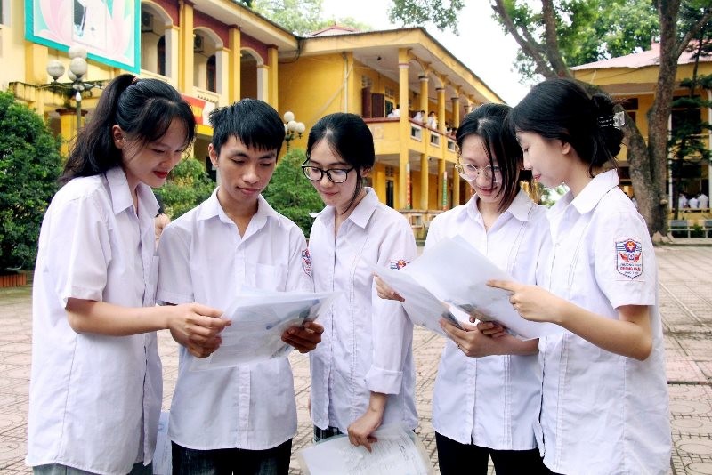 Các thí sinh tại điểm thi Trường THPT Phong Châu, huyện Lâm Thao.