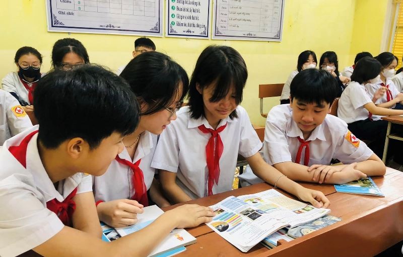 Em Ma Trung Đức (ngoài cùng bên phải), học sinh Trường THCS Phan Thiết. Ảnh: Nhà trường cung cấp