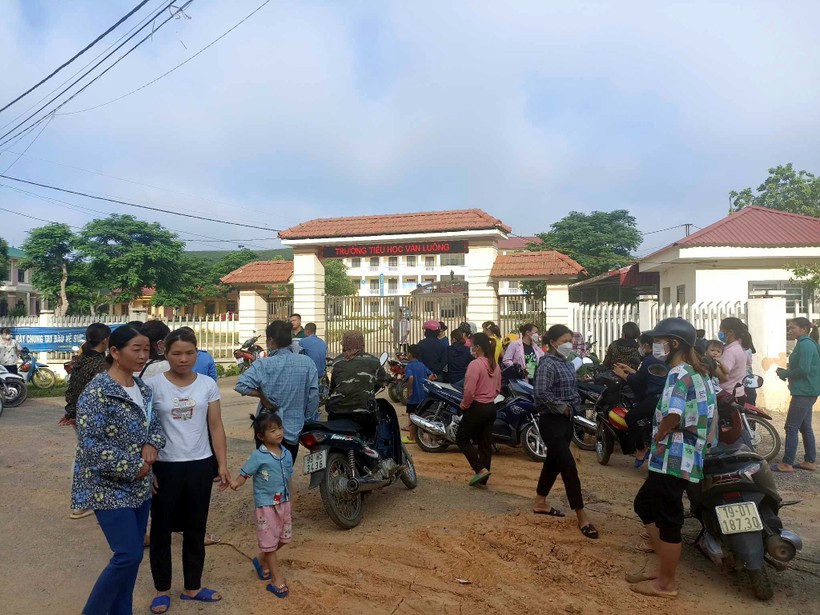 Phụ huynh tập trung trước cổng Trường Tiểu học Văn Luông để yêu cầu làm rõ các khoản thu chi.