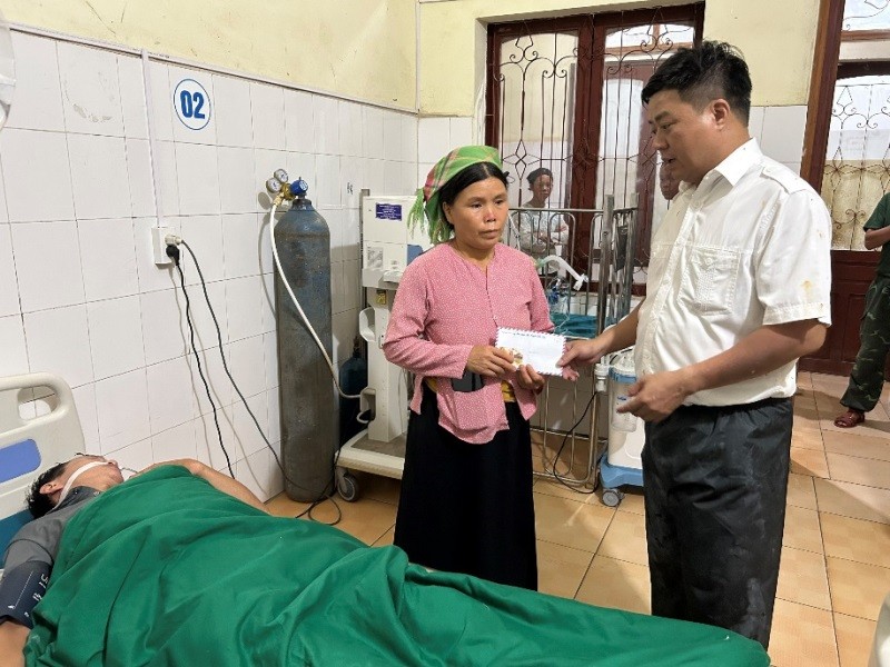 Lãnh đạo UBND huyện Mèo Vạc đến thăm hỏi và trao tiền hỗ trợ cho gia đình. Ảnh: Minh Chuyên