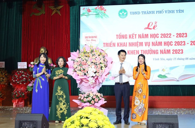 Phó Chủ tịch UBND tỉnh Vĩnh Phúc Nguyễn Văn Khước tặng hoa chúc mừng ngành GD thành phố Vĩnh Yên.