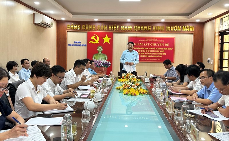 Ông Nguyễn Thành Nam, Phó Trưởng Đoàn Đại biểu Quốc hội tỉnh Phú Thọ, Phó trưởng Đoàn giám sát chủ trì buổi làm việc.