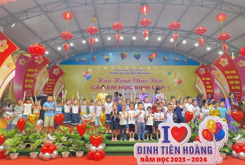 Các em lớp 1 Trường tiểu học Đinh Tiên Hoàng (TP Việt Trì) trong ngày tựu trường.