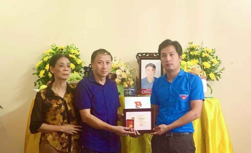 Đại diện Tỉnh đoàn Phú Thọ trao huy hiệu Tuổi trẻ dũng cảm cho bố mẹ anh Chương.