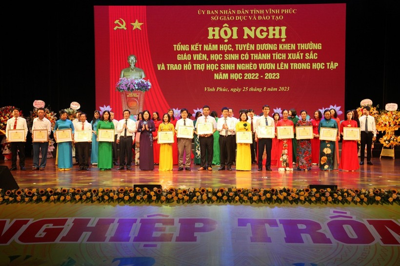 Thứ trưởng Ngô Thị Minh và lãnh đạo tỉnh Vĩnh Phúc khen thưởng giáo viên có thành tích xuất sắc.