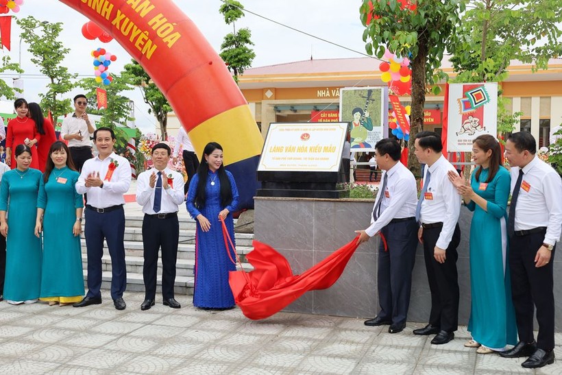 Bí thư Tỉnh ủy Vĩnh Phúc Hoàng Thị Thúy Lan và lãnh đạo huyện Bình Xuyên thực hiện nghi thức gắn biển Làng văn hóa kiểu mẫu TDP Tam Quang.