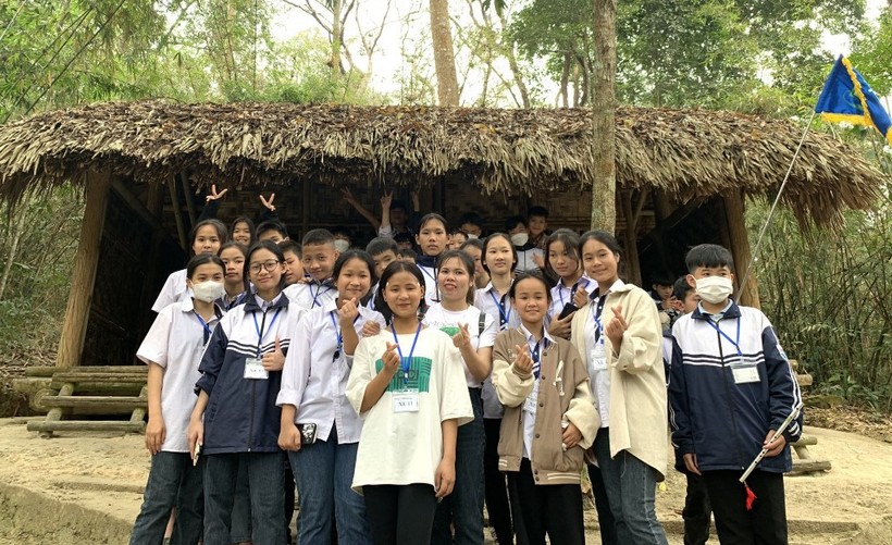 Cô Lê Thị Gái cùng học sinh Trường THCS Đạo Trù trong giờ ngoại khóa.