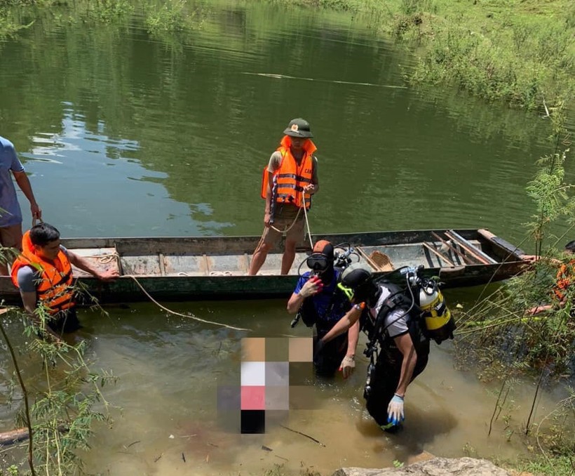 Lực lượng cứu hộ tìm kiếm đưa thi thể nạn nhân lên bờ. Ảnh: Công an tỉnh Tuyên Quang.