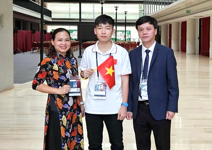 Em Nguyễn Đức Thắng (đứng giữa) cùng lãnh đạo Trường THPT Chuyên Hùng Vương.