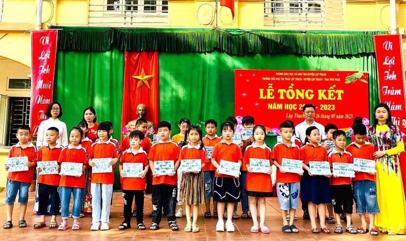 Trường TH thị trấn Lập Thạch khen thưởng học sinh có thành tích trong năm học.