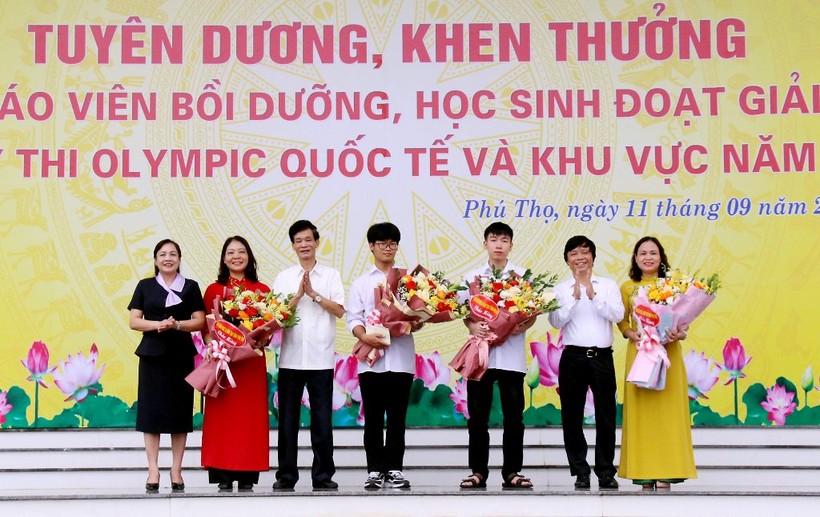 Lãnh đạo Sở GD&ĐT Phú Thọ khen thưởng giáo viên bồi dưỡng, học sinh có thành tích ở kỳ thi Olympic và khu vực năm 2023.
