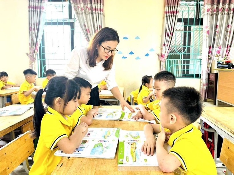 Cô Phan Thị Thùy Dung – Giáo viên trường Tiểu học Trung Nguyên, huyện Yên Lạc tận tình giảng dạy học sinh.