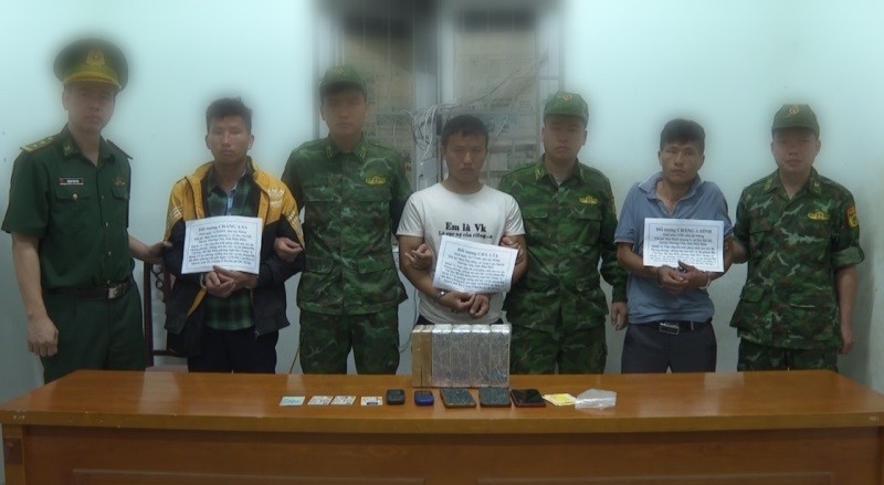 Nhóm người vận chuyển ma túy bị bắt giữ. Ảnh: BĐBP tỉnh Hà Giang