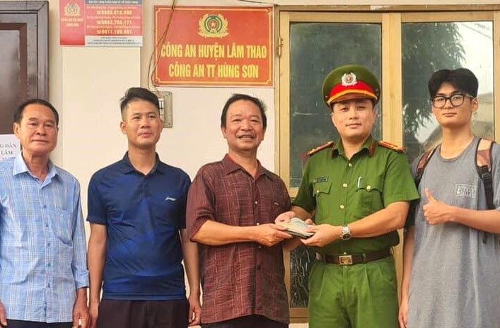 Công an thị trấn Hùng Sơn trao lại tài sản cho người đánh mất.