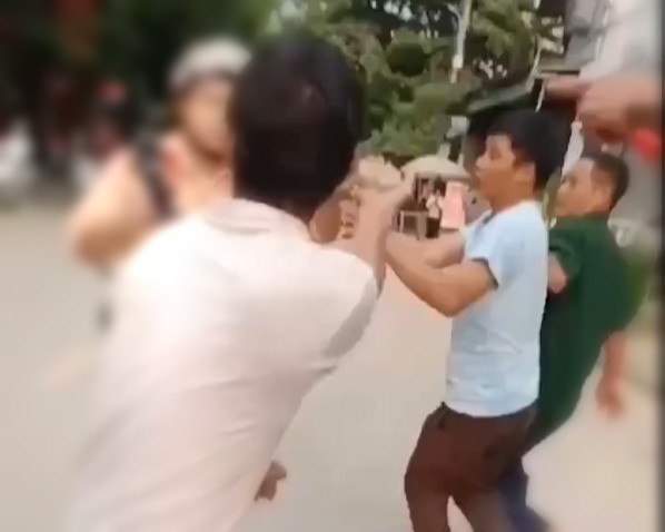 Nhóm người hung hãn tấn công chiến sĩ CSGT. Ảnh: Cắt từ clip
