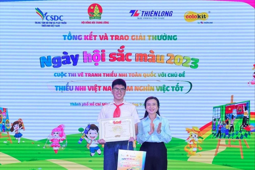 Chủ tịch Hội đồng Đội Trung ương Nguyễn Phạm Duy Trang trao giải Đặc biệt cho em Đặng Hà Anh Duy, học sinh Trường THCS Sa Đéc, thị xã Phú Thọ.