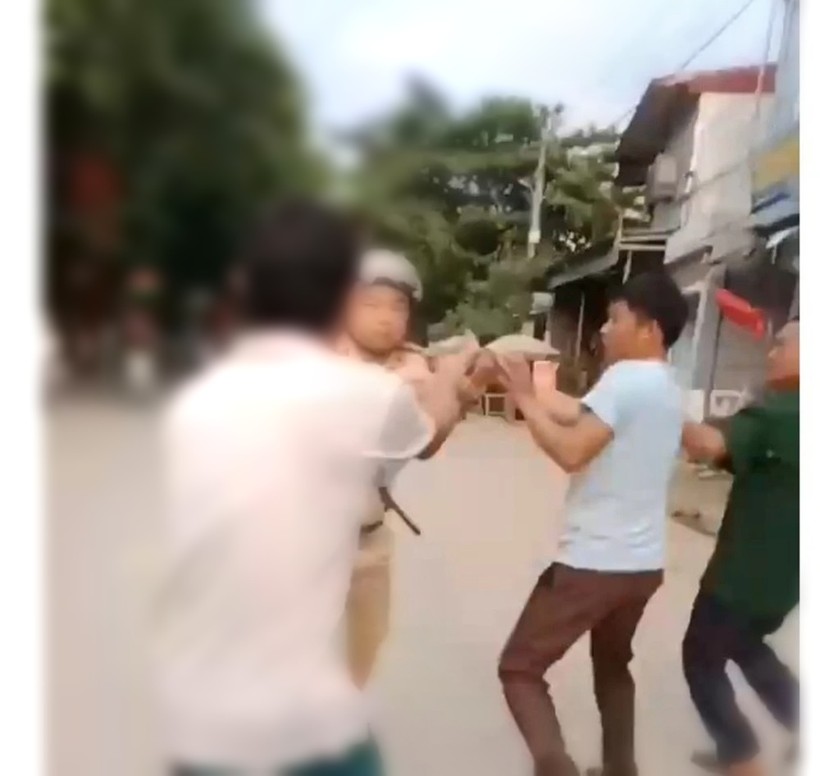 Nhóm người truy đuổi chiến sĩ CSGT huyện Yên Minh. Ảnh cắt từ clip