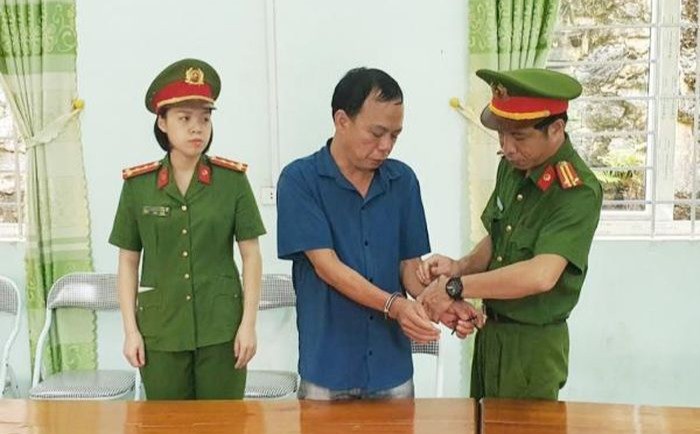 Cơ quan Công an thi hành lệnh bắt tạm giam đối với Dương Văn Cảnh. Ảnh: Công an Hà Giang.