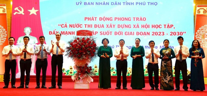 Lãnh đạo tỉnh Phú Thọ tặng hoa chúc mừng Hội Khuyến học nhân Ngày Khuyến học Việt Nam.