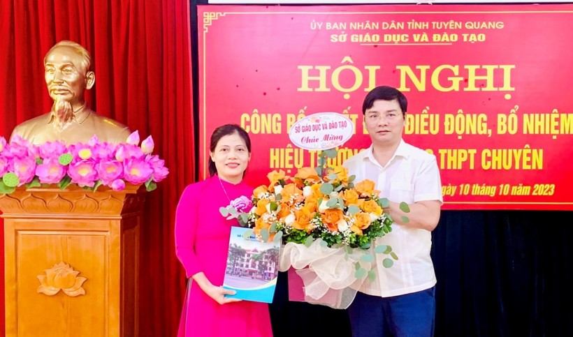 Ông Vũ Đình Hưng - Giám đốc Sở GD&ĐT (bên phải) trao quyết định và chúc mừng tân Hiệu trưởng Trường THPT Chuyên Tuyên Quang Nguyễn Thị Hằng.