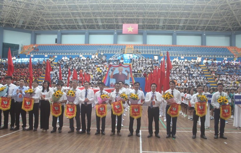 Ban tổ chức tặng cờ lưu niệm cho các đơn vị tham gia Hội khỏe Phù Đổng 2023.