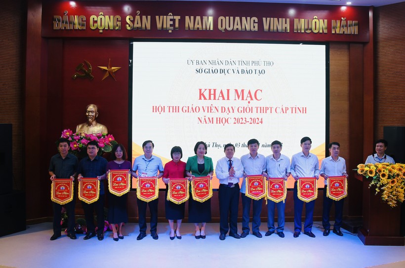 Ông Nguyễn Văn Mạnh, Giám đốc Sở GD&ĐT Phú Thọ trao cờ lưu niệm cho các đơn vị dự thi.