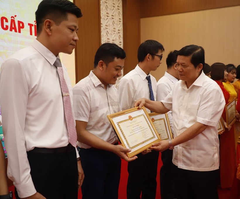 Giám đốc Sở GD&ĐT Phú Thọ tặng Giấy khen cho giáo viên có thành tích xuất sắc ở Hội thi.