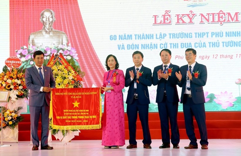 Phó Chủ tịch UBND tỉnh Phú Thọ Hồ Đại Dũng (bìa trái) trao Cờ thi đua của Chính phủ cho Trường THPT Phù Ninh.