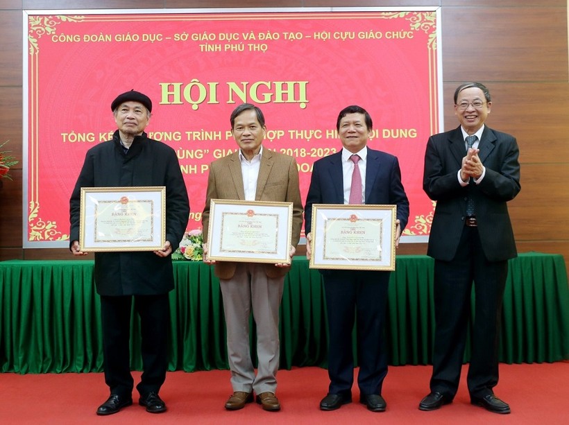 Trung ương Hội Cựu giáo chức Việt Nam tặng Bằng khen các cá nhân có thành tích xuất sắc trong việc thực hiện chương trình phối hợp “Bốn cùng” giai đoạn 2018-2023.