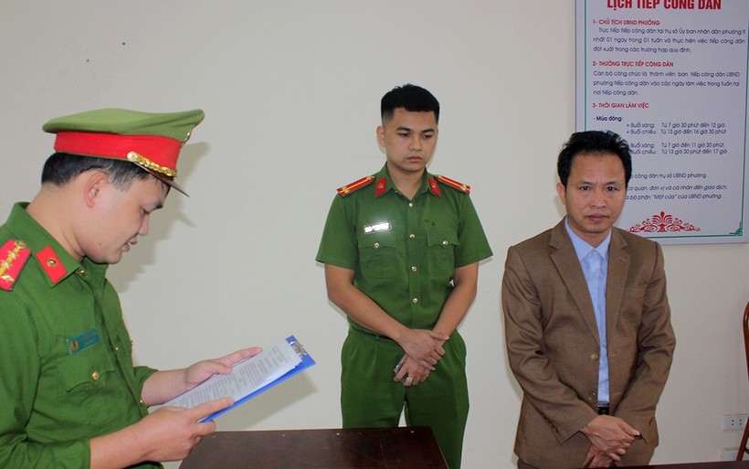 Công an đọc quyết định khởi tố đối với Nguyễn Văn Sáu. Ảnh: Công an tỉnh Tuyên Quang