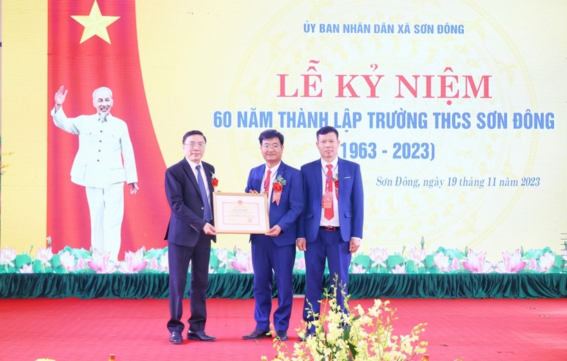 Ông Phạm Khương Duy Phó Giám đốc Sở GDĐT Vĩnh Phúc trao Bằng khen của Bộ GD&ĐT cho Trường THCS Sơn Đông.