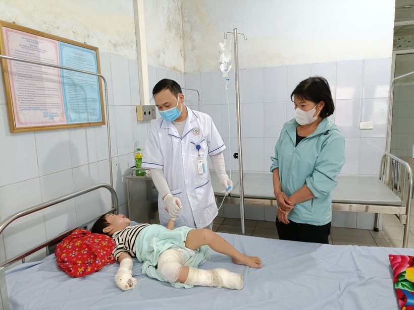Cháu A. đang được chăm sóc và điều trị tại Bệnh viện Đa khoa tỉnh Tuyên Quang. Ảnh: BVKĐ tỉnh